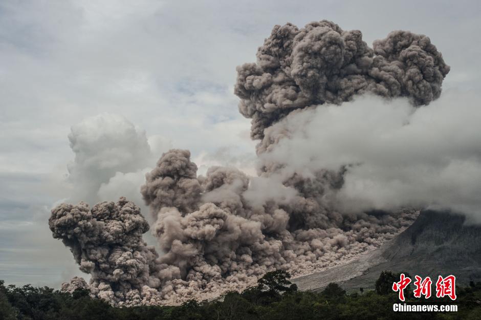 印尼錫納朋火山猛烈噴發