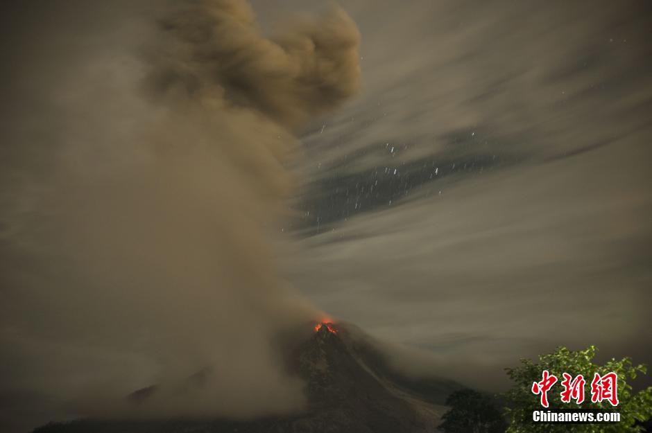 印尼錫納朋火山猛烈噴發