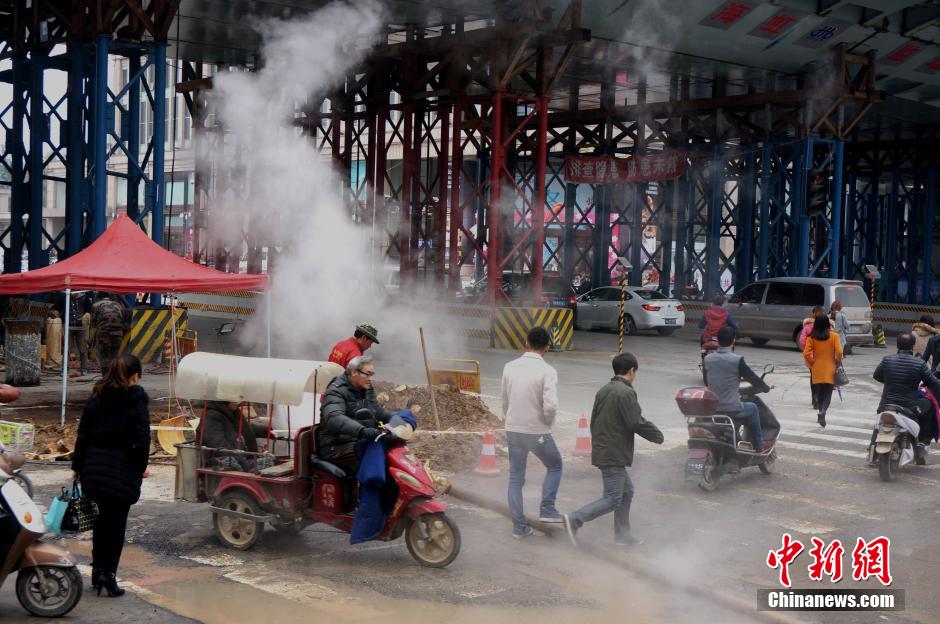 鄭州鬧市熱力管爆裂 行人車輛“騰云駕霧過險灘”