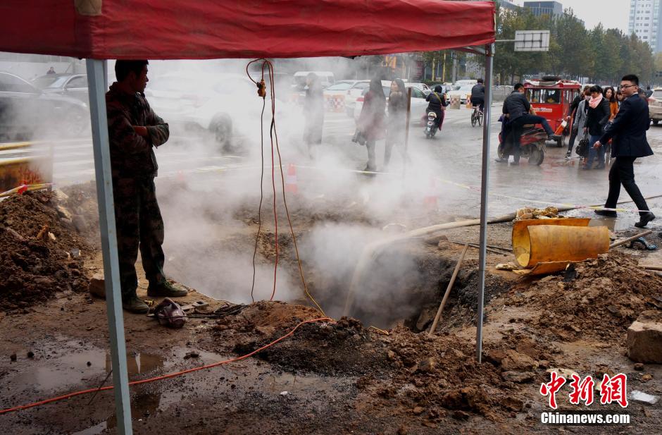 鄭州鬧市熱力管爆裂 行人車輛“騰云駕霧過險灘”