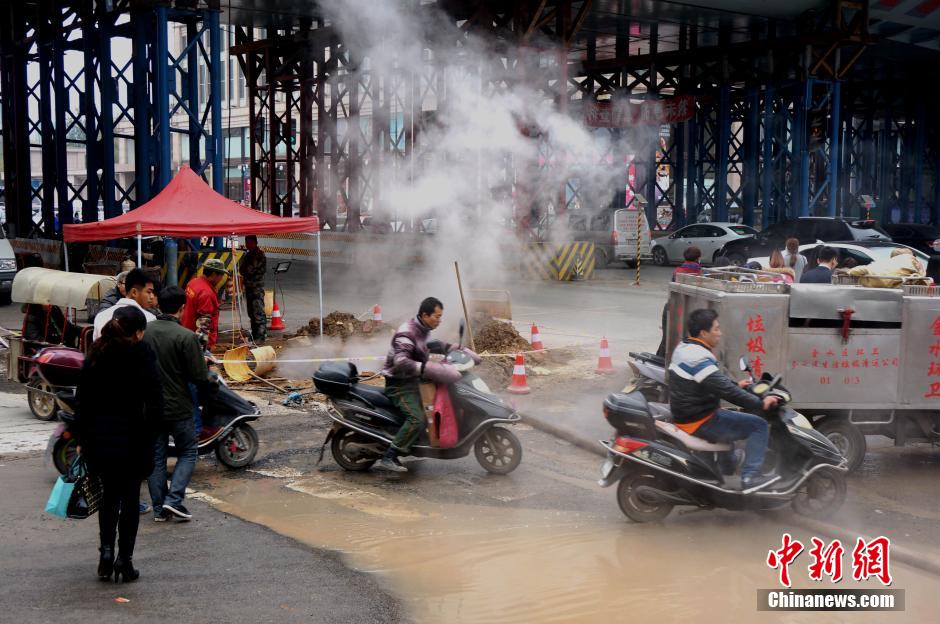 鄭州鬧市熱力管爆裂 行人車輛“騰云駕霧過險灘”