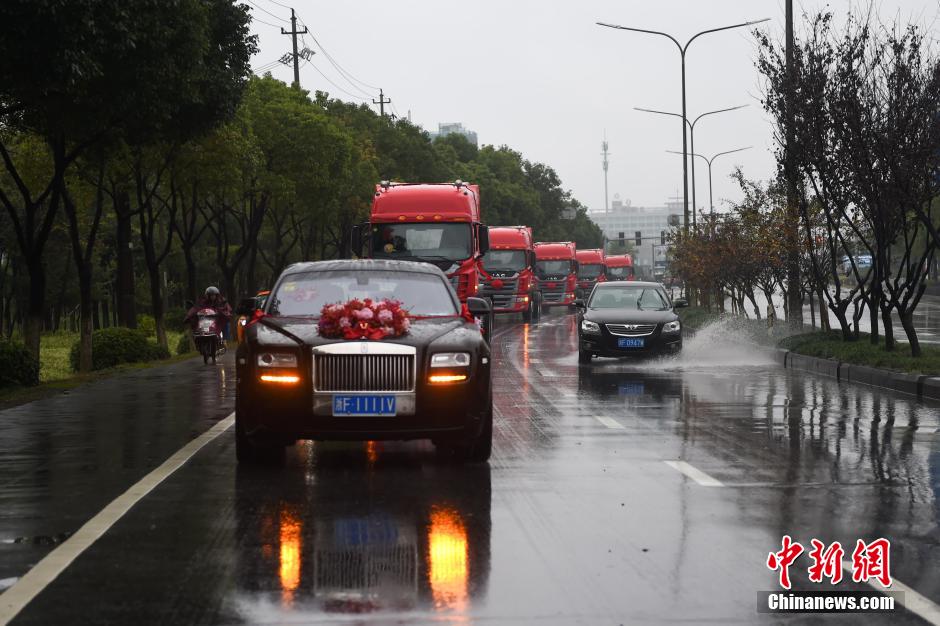 浙江現“霸氣”婚車隊 一輛勞斯萊斯引領八輛“大卡”