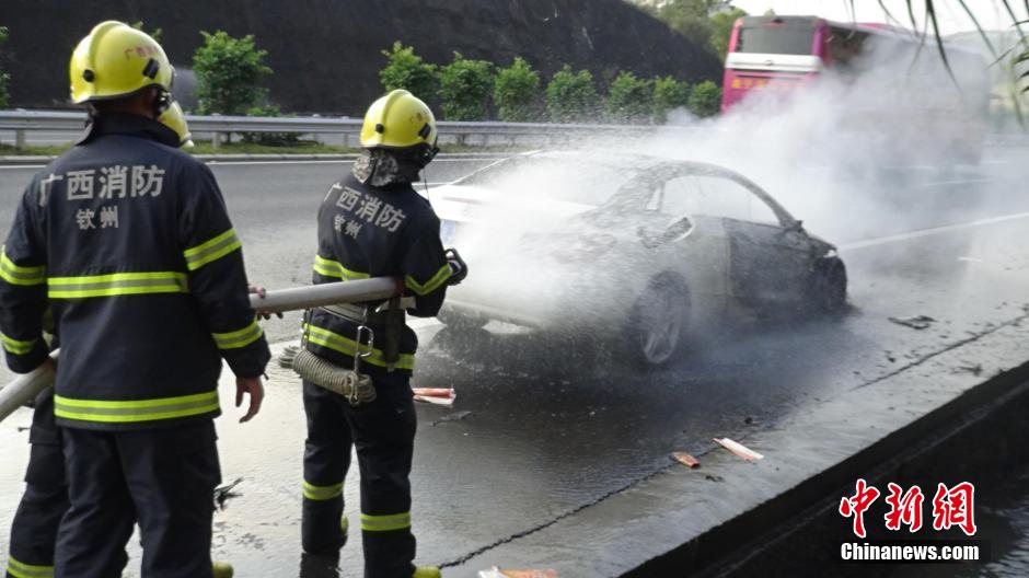 奔馳車被刮碰后 車主追趕肇事車突然起火