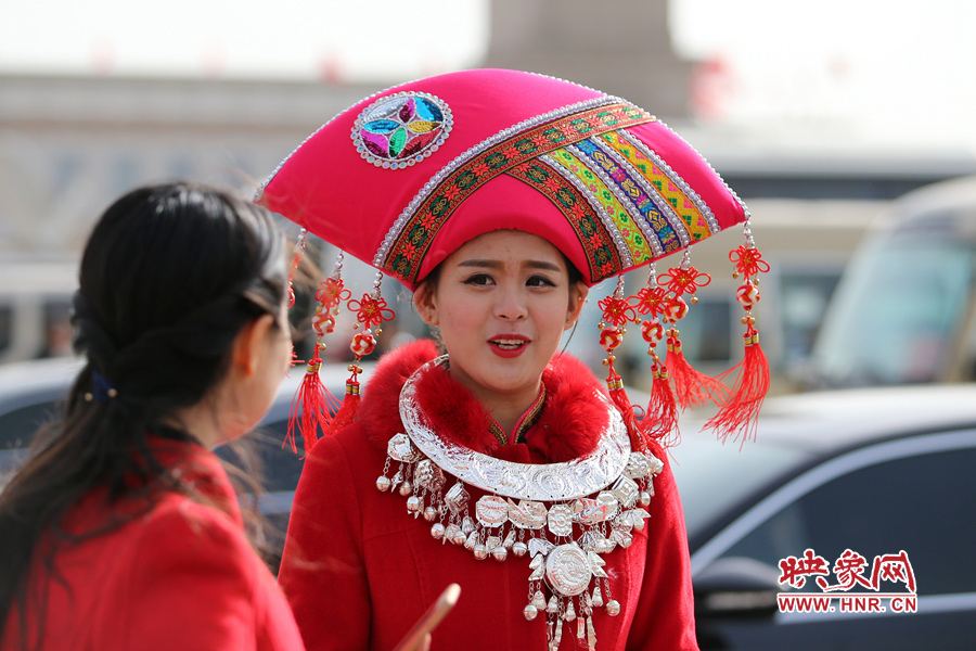 漂亮的頭飾配美女，回頭率相當高