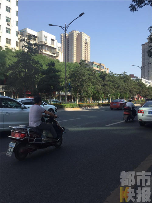 西安：老人攔車要錢 不給就掰彎雨刷器