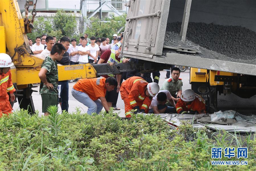 江西會昌一大貨車側翻 壓扁小車致6人死亡