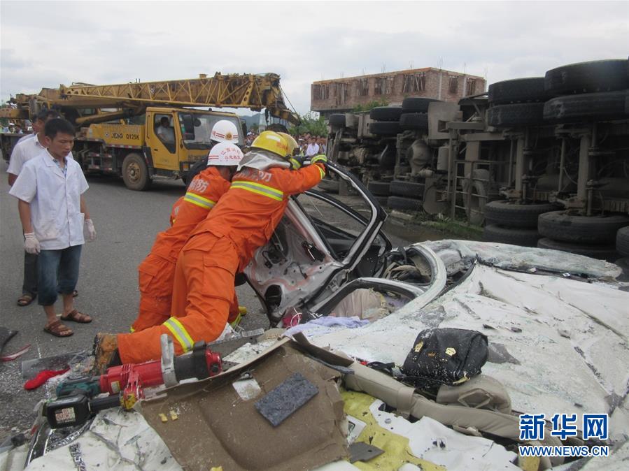 江西會昌一大貨車側翻 壓扁小車致6人死亡