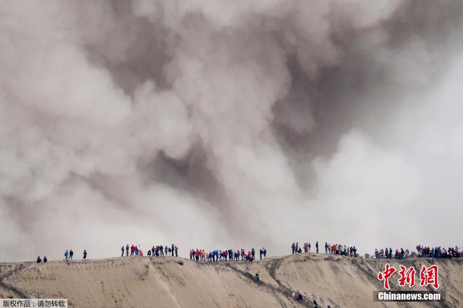 村民冒死去火山口祭祀 說走就走