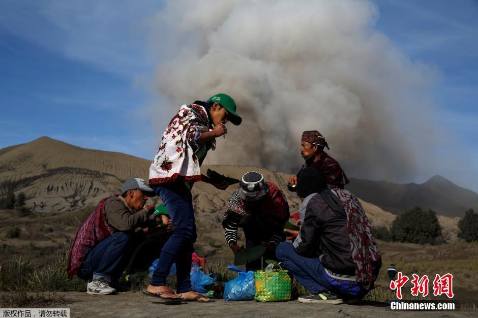 村民冒死去火山口祭祀 說走就走