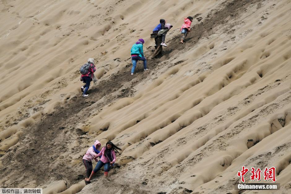 村民冒死去火山口祭祀 說走就走