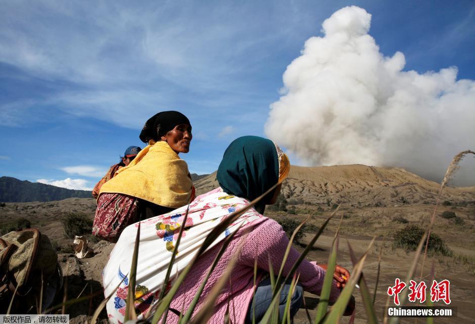 村民冒死去火山口祭祀 說走就走