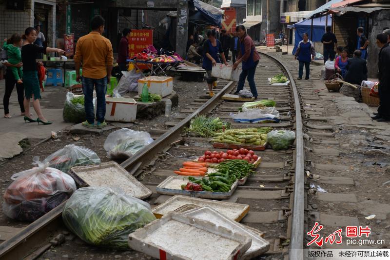 貴州遵義“鐵路菜市” 火車直接從菜攤上開過