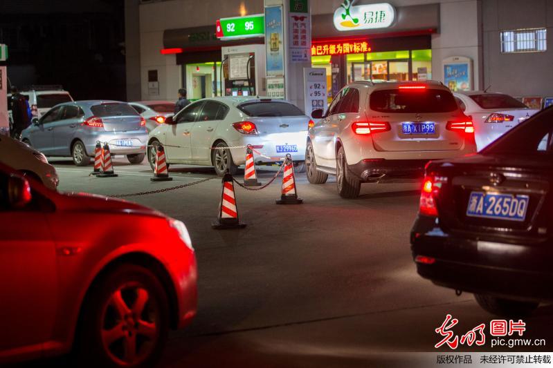 油價創四年來最大漲幅 杭州車主深夜排長隊加油