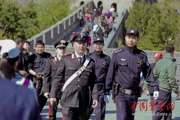 中意警察編隊巡邏。本網記者 陳路坤 攝