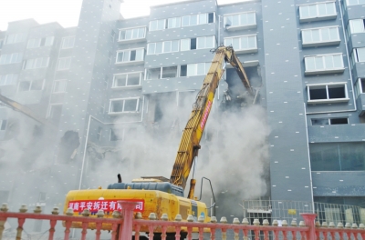 汝州出動近千人拆除違建 兩棟樓堅強變廢墟