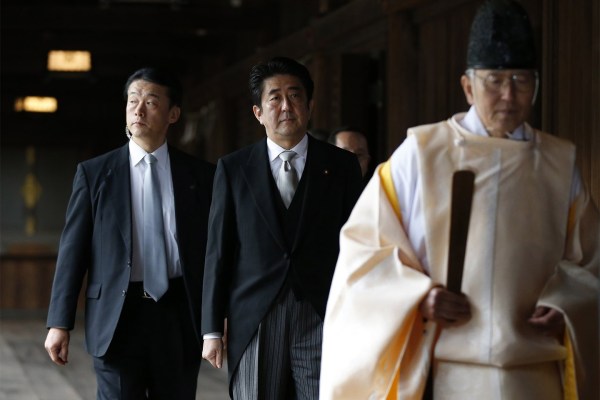 當地時間2013年12月26日，日本東京，日本首相安倍晉三抵達靖國神社。