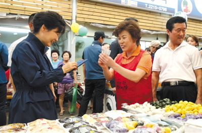 5日，韓國首爾，韓國總統樸槿惠在中秋前視察市場，購買過節食品。