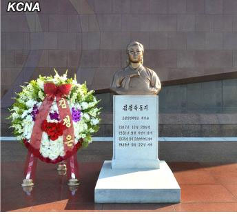 　朝鮮22日在大城山革命烈士陵園舉行向抗日女英雄金正淑女士銅像敬獻(xiàn)花圈儀式，紀(jì)念她的逝世65周年。