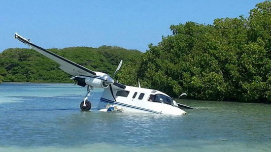 委內(nèi)瑞拉一小型飛機墜海 7人受傷(高清組圖)