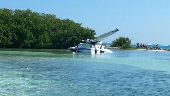 委內(nèi)瑞拉一小型飛機墜海 7人受傷(高清組圖)