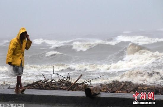 　當地時間12月8日，臺風“黑格比”橫穿菲律賓，掀起狂風巨浪，沿海城市的居民已轉移至安全地帶。