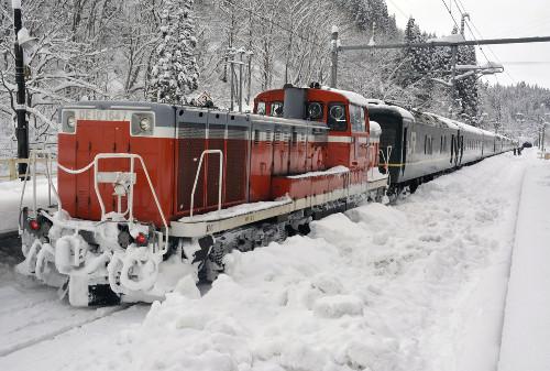 JR一臥鋪特急列車，因大雪在JR奧羽線津輕湯站附近拋錨，約130名乘客不得不在車上過夜。