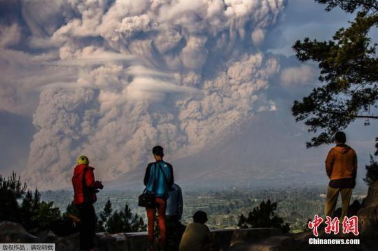 印尼錫納朋火山大噴發 火山灰覆蓋周圍村莊(圖)