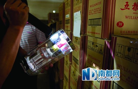 百萬豪宅成制假酒窩點 300元低檔酒勾兌上萬洋酒