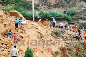 昨日，公安、消防人員在事故現(xiàn)場搜救