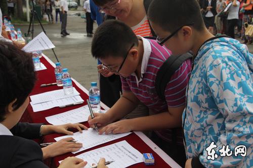 哈爾濱中小學(xué)抽簽定老師 攝像機(jī)跟拍家長手抖