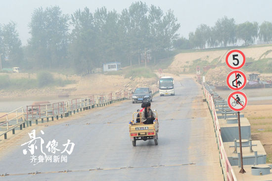 實拍濟南黃河浮橋邊“霸氣”十足交通指示牌