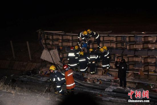 連霍高速甘肅段載50人客車側翻