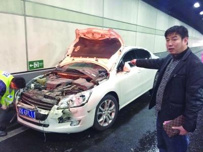 白色標致車車頭嚴重損毀。