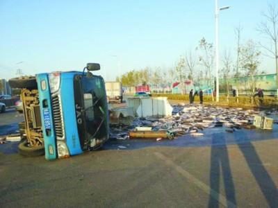 合肥滿載活魚貨車側(cè)翻 2000條魚路面上亂蹦