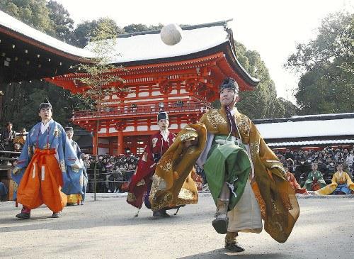 京都市左京區(qū)的下鴨神社舉行新年例行活動“蹴鞠”。