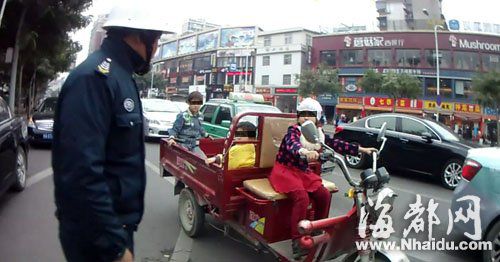 十歲女孩開三輪車帶小娃子出門玩