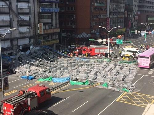 臺北市寧波東街和羅斯福路交叉口23日有腳手架倒塌，占據車道。臺灣“中央社”