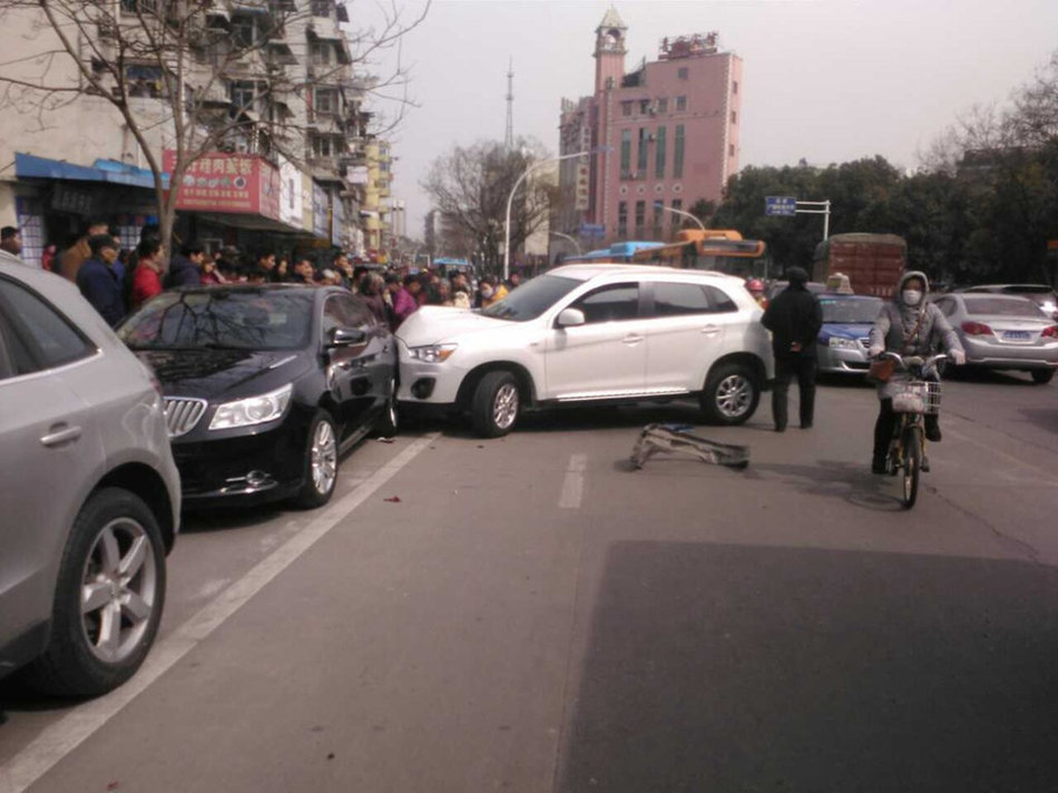 女子被撞卷進車底市民抬車救人