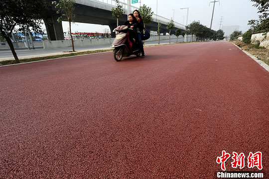 鄭州鋪設“紅地毯車道”色彩鮮明利于區分