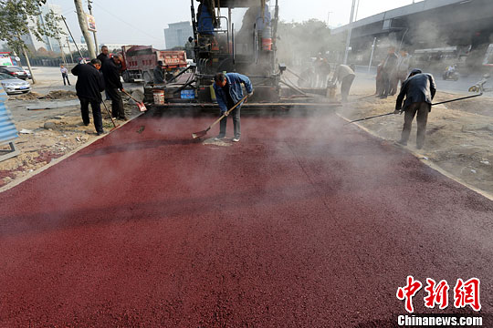 鄭州鋪設“紅地毯車道”色彩鮮明利于區分