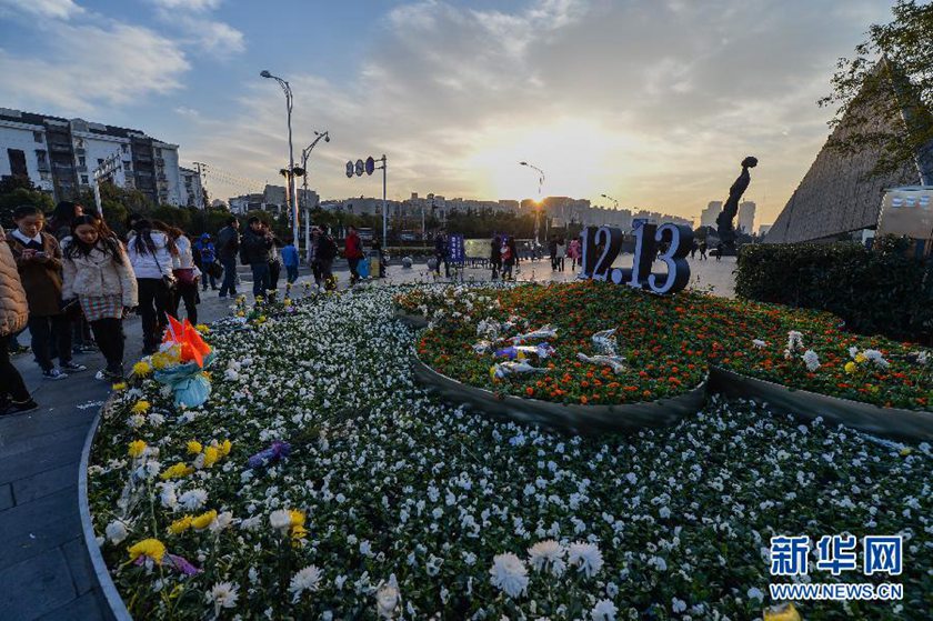 12月14日,觀眾在侵華日軍南京大屠殺遇難同胞紀念館前的“12·13”花壇上擺放鮮花祭奠遇難同胞。新華社記者 沈鵬 攝