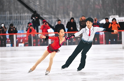 12月18日,五棵松冰世界體育樂園正式開門迎客,圖為花樣滑冰運動員進行表演。