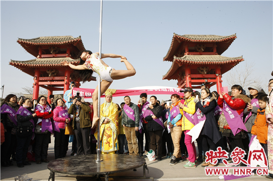 90后“鋼管舞女神”乘高鐵現身清明上河園,近千人圍觀