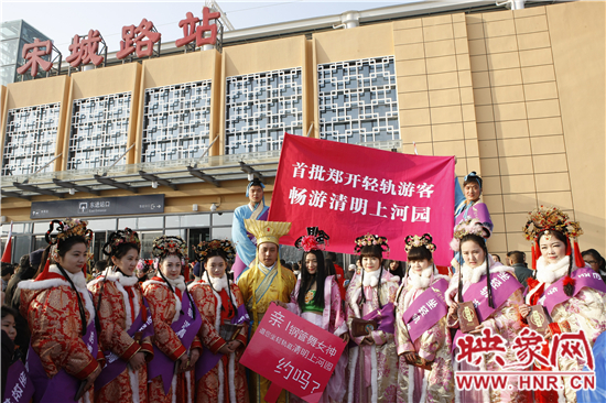 90后“鋼管舞女神”乘高鐵現身清明上河園,近千人圍觀