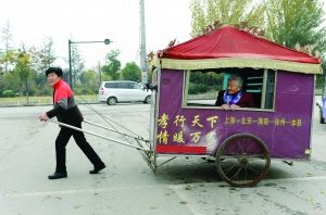 謝淑華拉著這輛人力板車,帶著91歲老母親出游