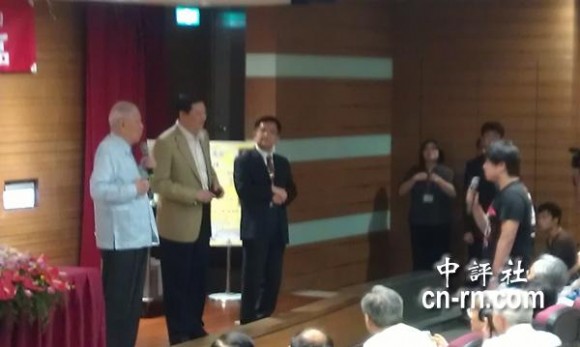 　大陸交換學生針對演講內容，頻頻問李登輝，雙方一來一往。(中評社黃文杰攝)