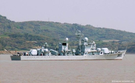 中國海軍一艘護衛艦南沙擱淺