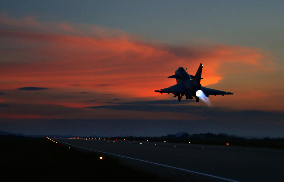 我軍駐滇航空兵三代殲10戰機夜間掛中距彈緊急出擊