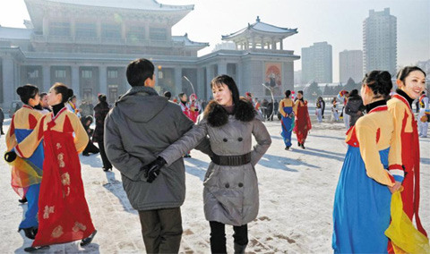 12月12日，朝鮮成功發射火箭后，平壤市民跳舞慶祝（資料圖）