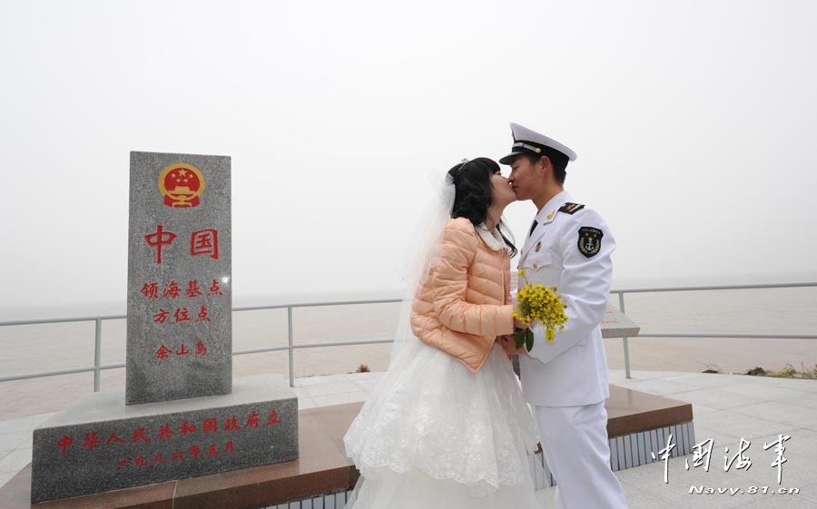 美麗新娘登上海軍海島哨所完婚